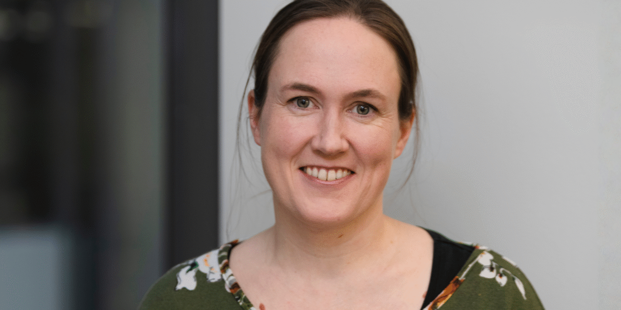 Kati White katsoo kameraan