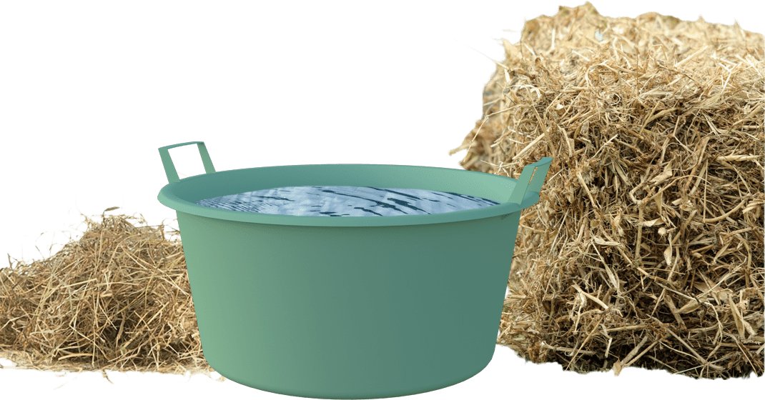 Hevosen juomasaavi, ympärillä kuivaheinää